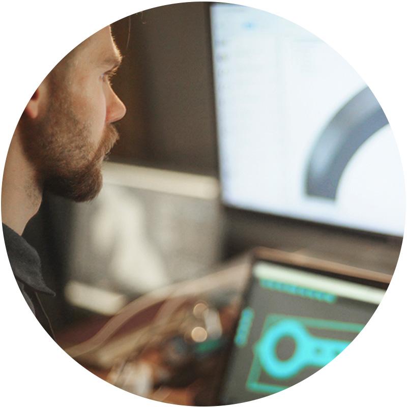 mężczyzna siedzi przy komputerze